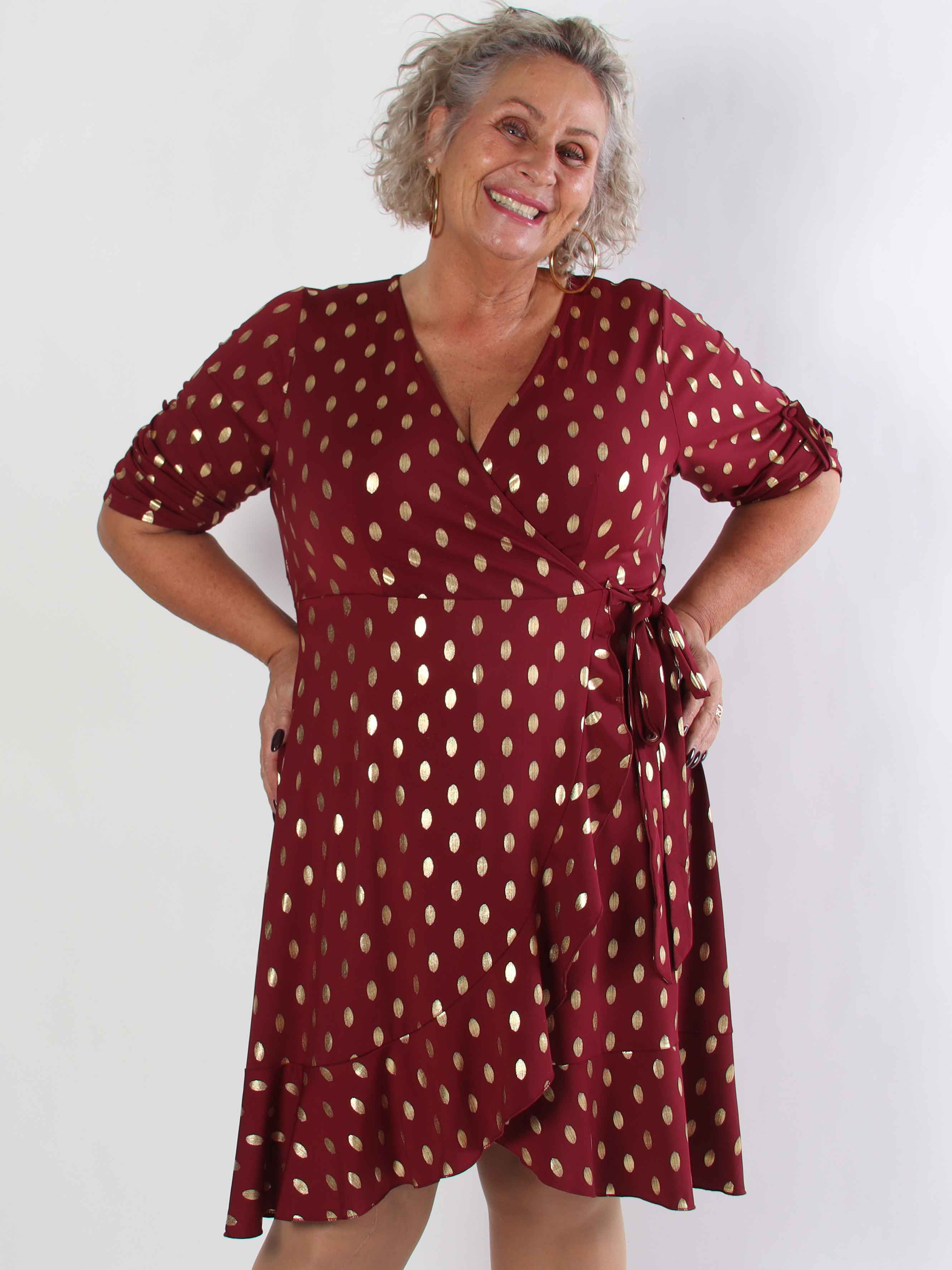 Savina Gold - Elastisk plus size kjole i slå-om-look med guld dutter